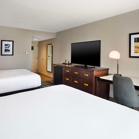 Doubletree By Hilton Lansing Hotell Exteriör bild