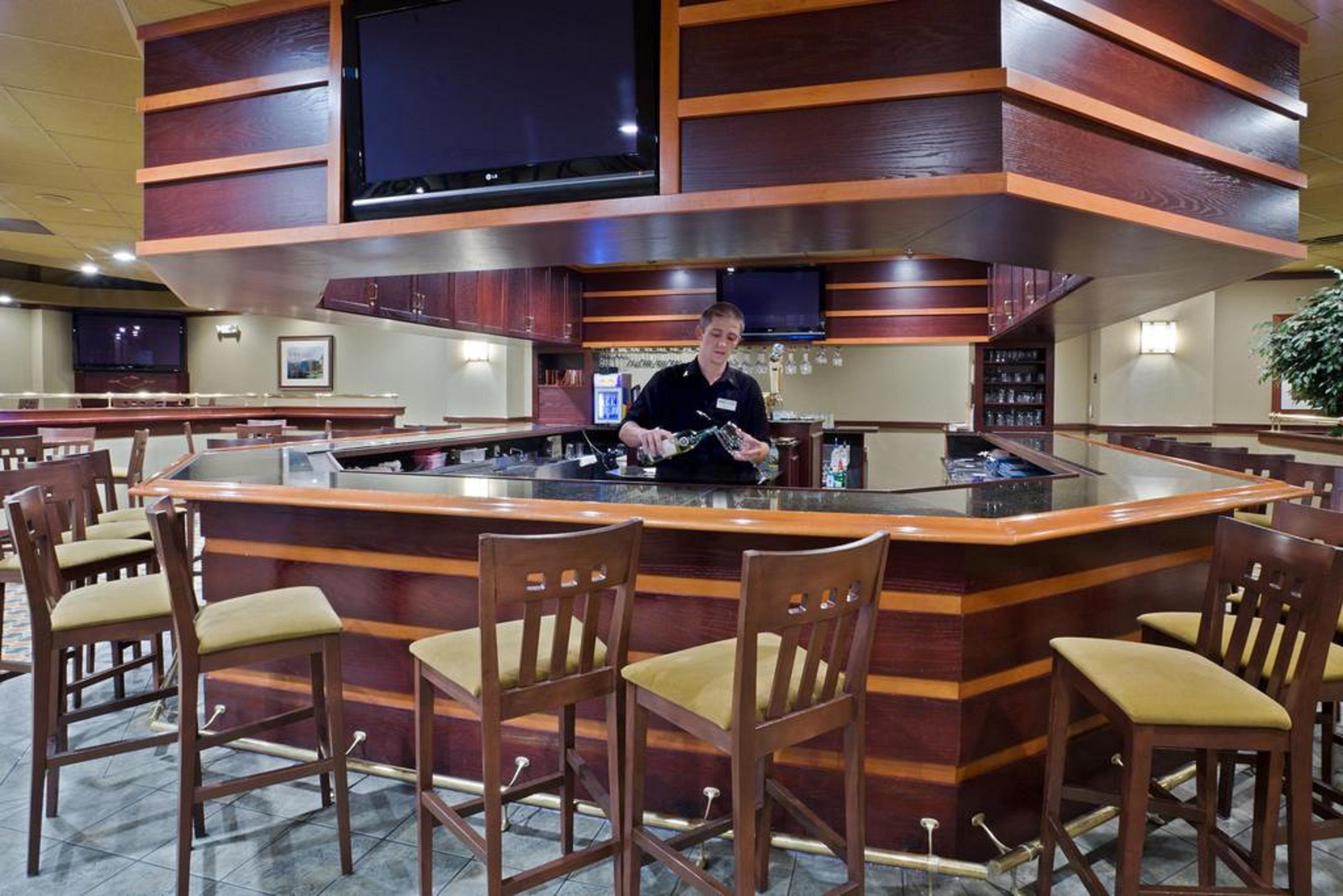 Doubletree By Hilton Lansing Hotell Exteriör bild