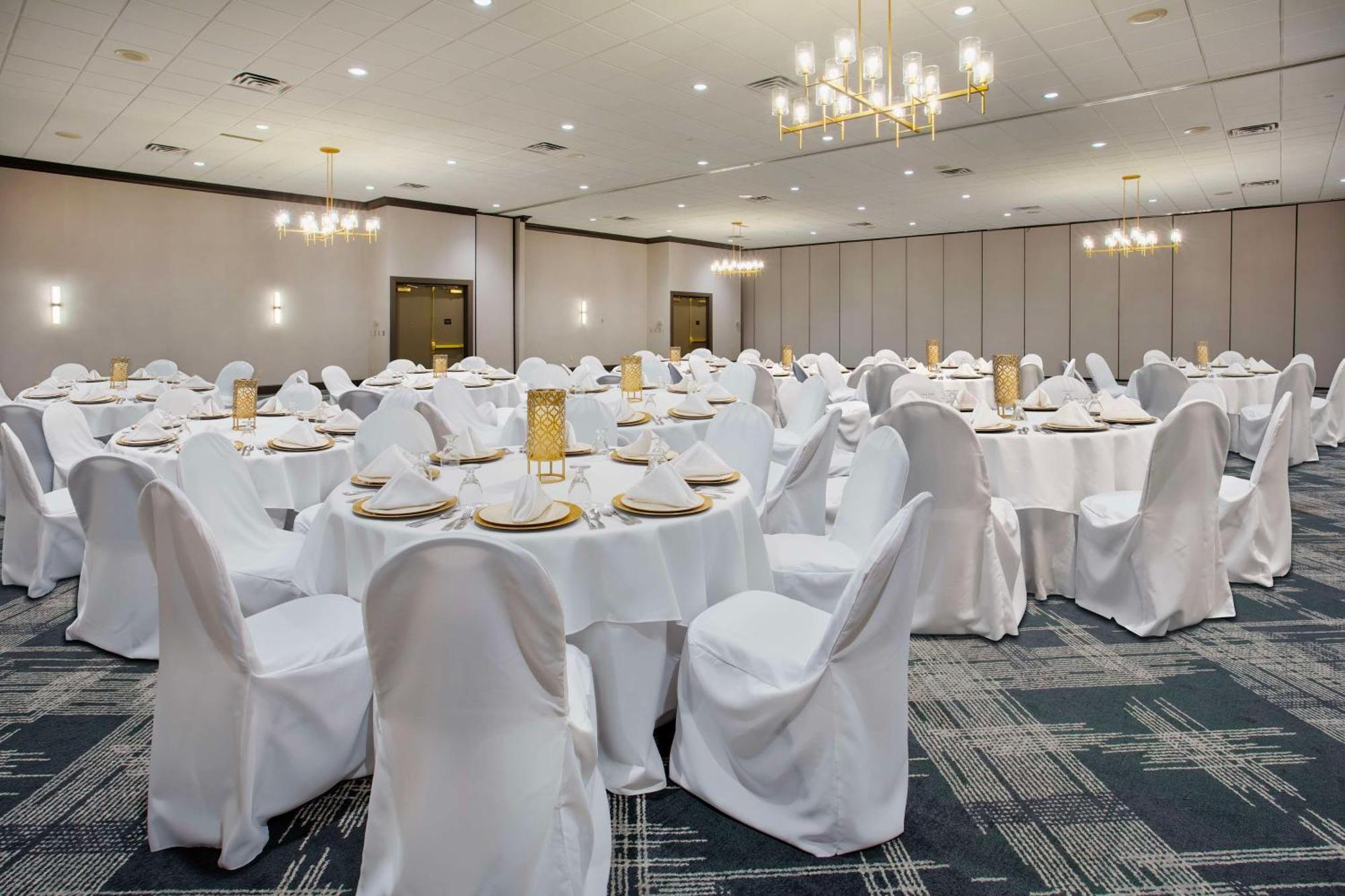 Doubletree By Hilton Lansing Hotell Exteriör bild