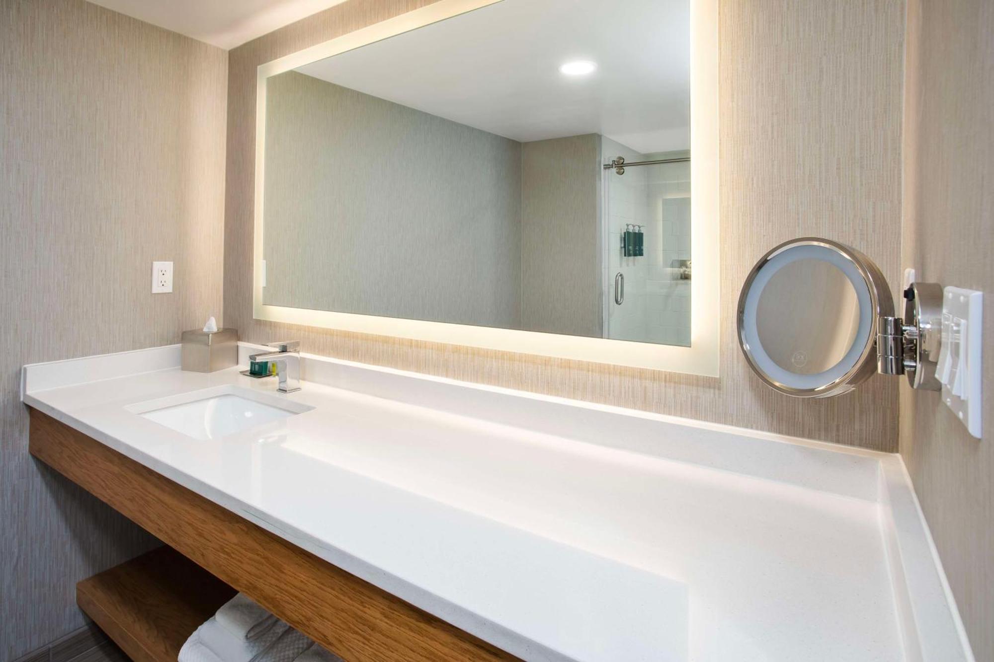 Doubletree By Hilton Lansing Hotell Exteriör bild