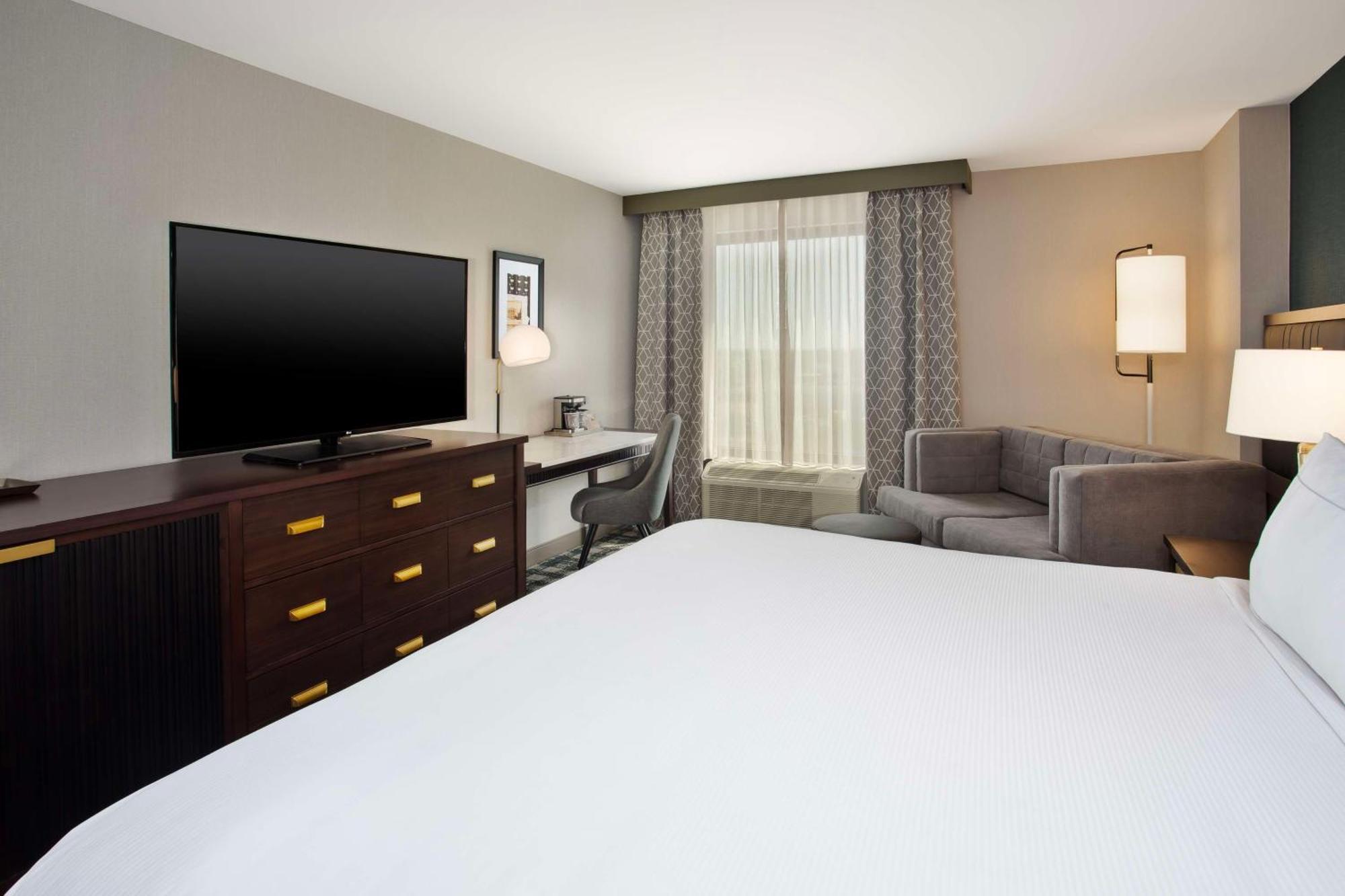 Doubletree By Hilton Lansing Hotell Exteriör bild