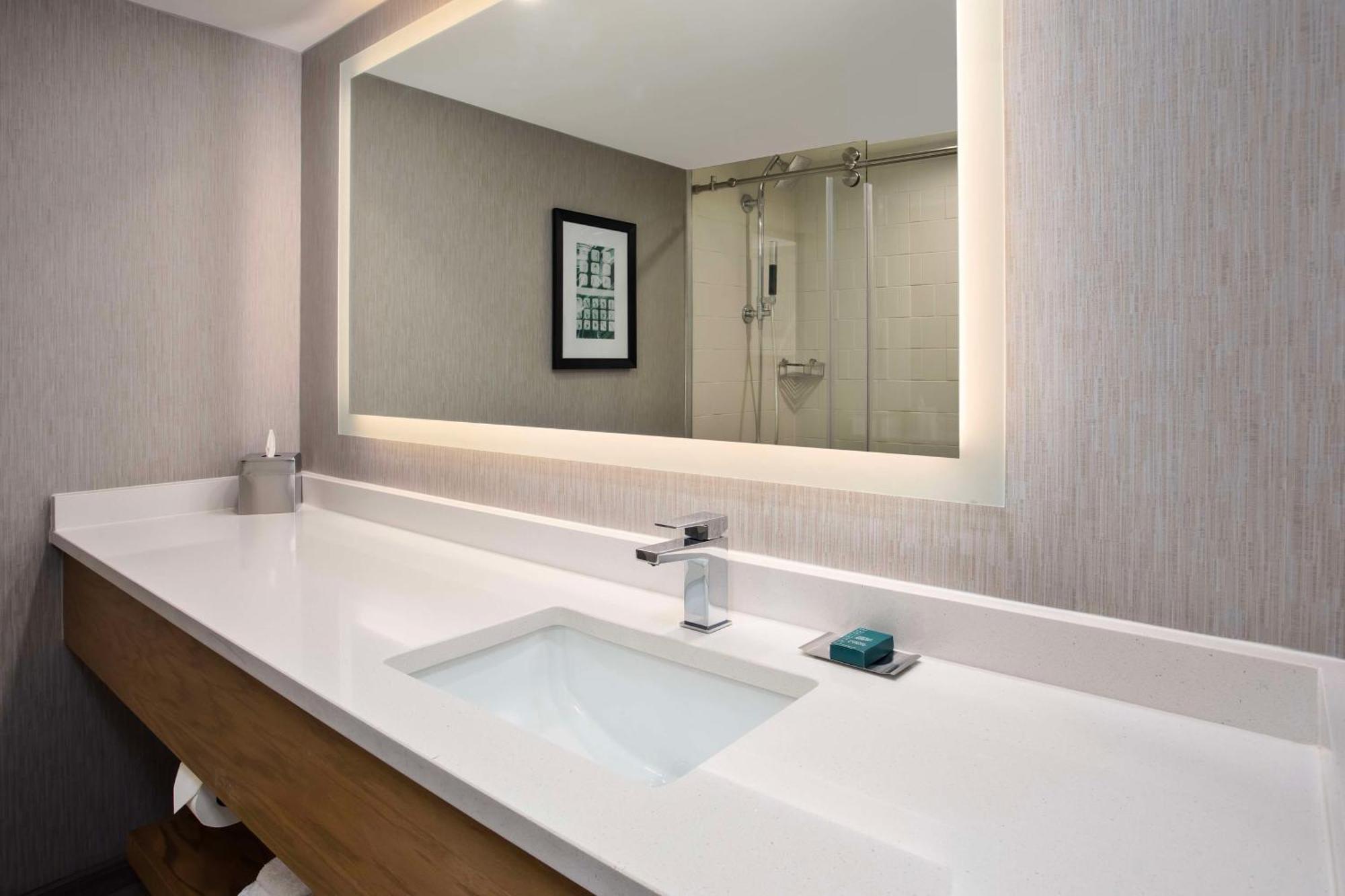 Doubletree By Hilton Lansing Hotell Exteriör bild