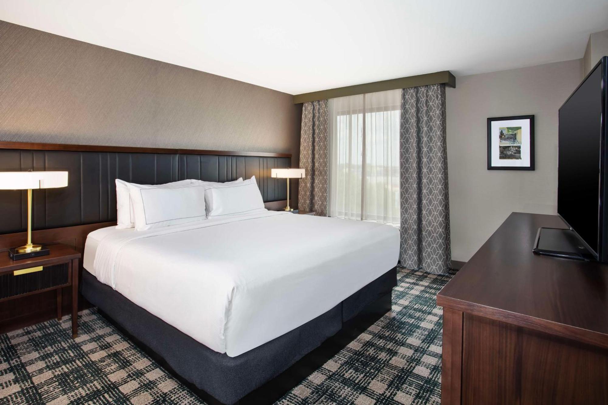 Doubletree By Hilton Lansing Hotell Exteriör bild