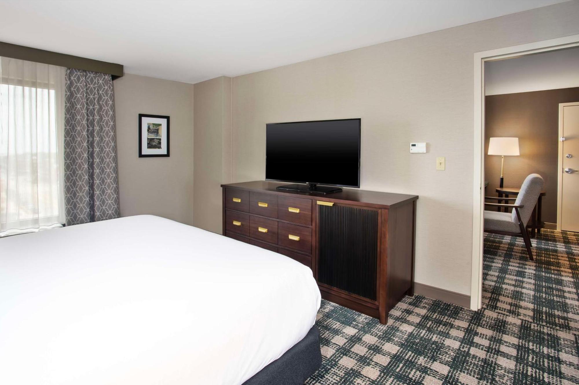 Doubletree By Hilton Lansing Hotell Exteriör bild