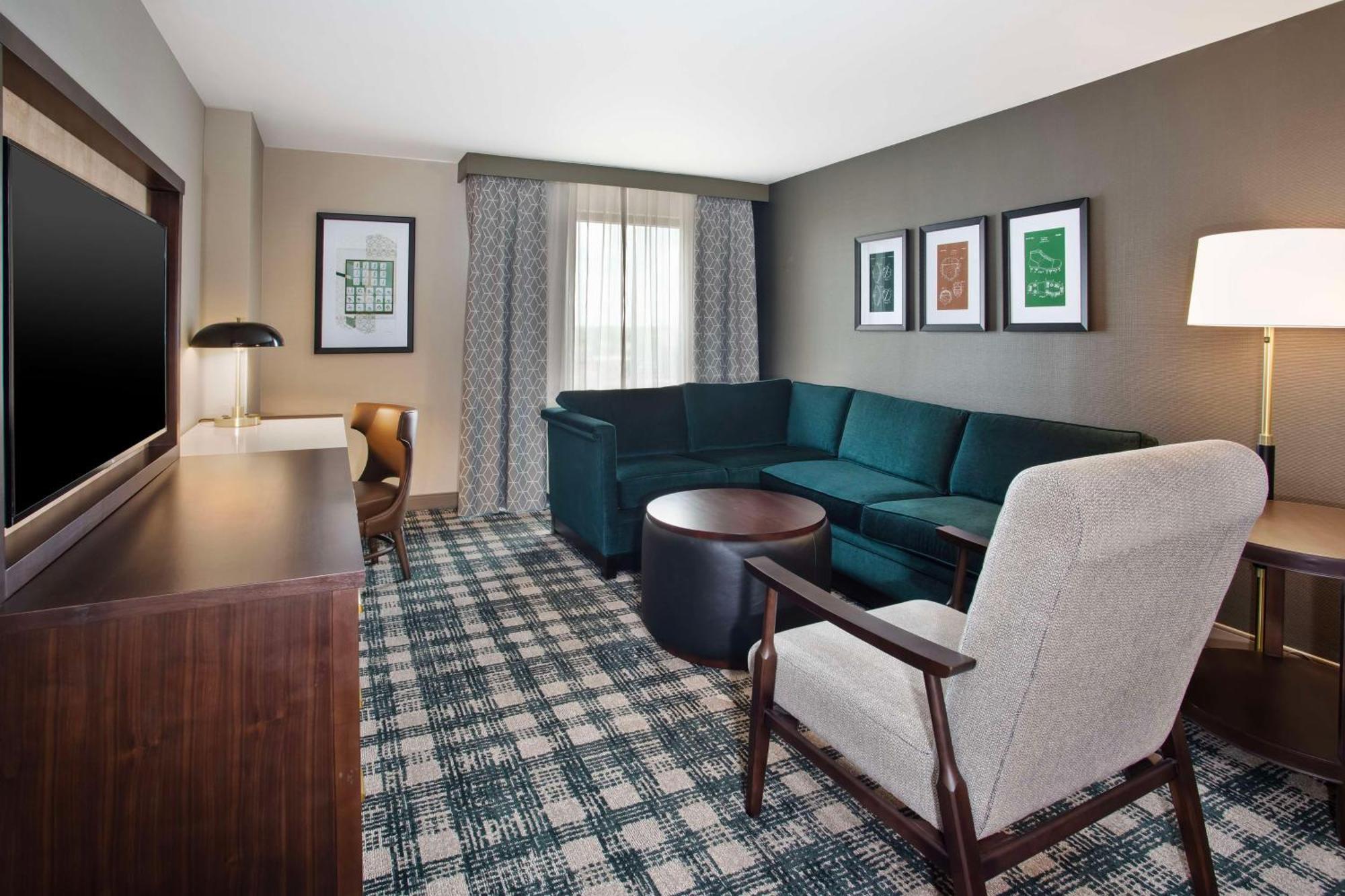 Doubletree By Hilton Lansing Hotell Exteriör bild