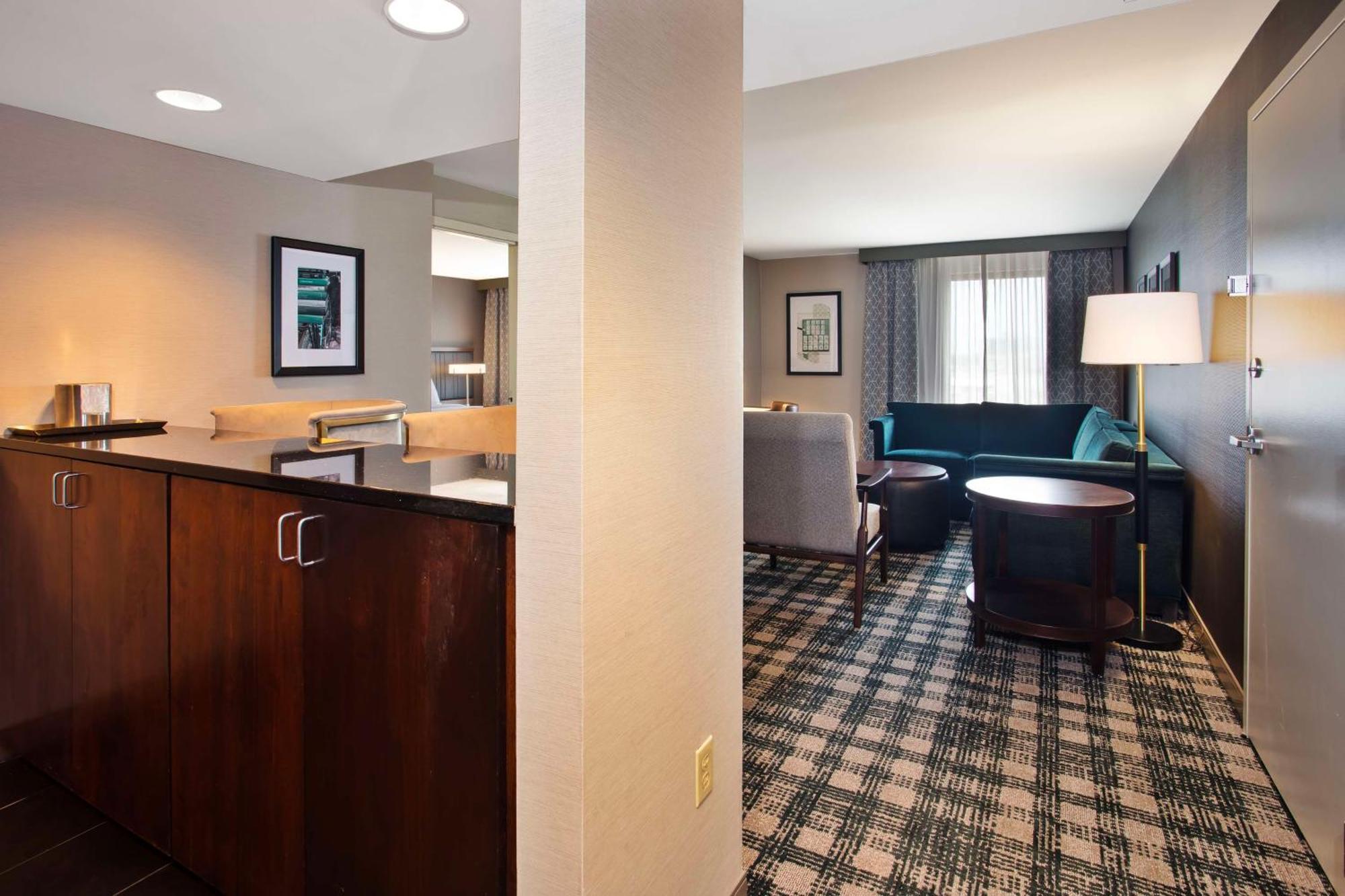 Doubletree By Hilton Lansing Hotell Exteriör bild
