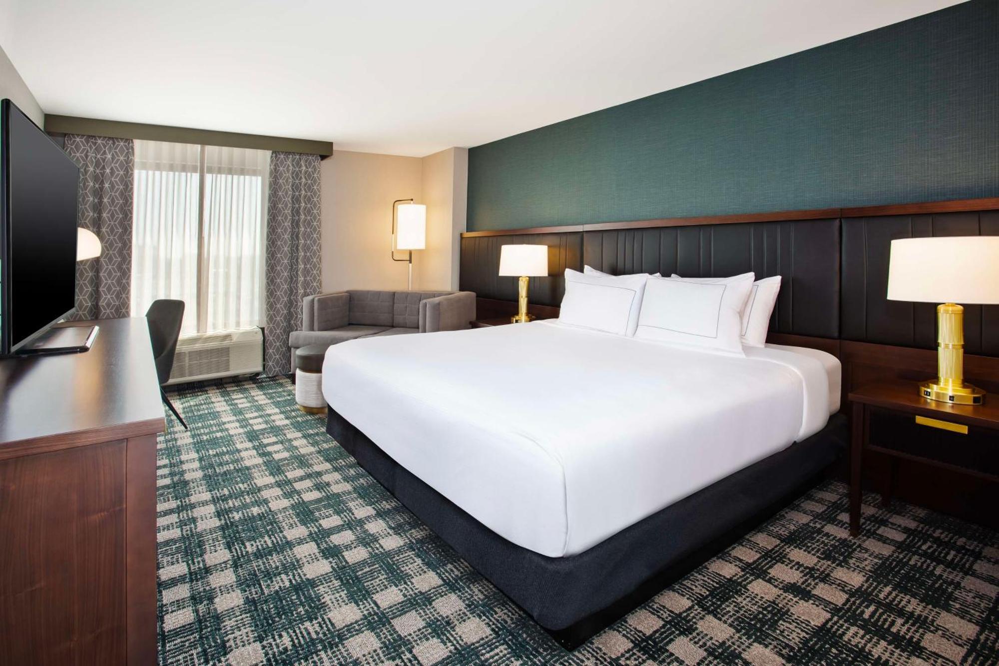 Doubletree By Hilton Lansing Hotell Exteriör bild