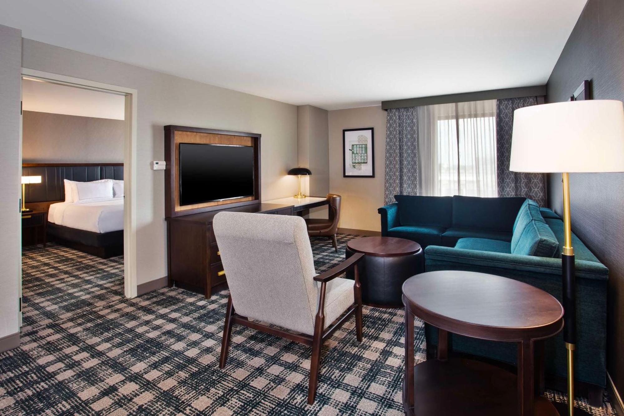 Doubletree By Hilton Lansing Hotell Exteriör bild