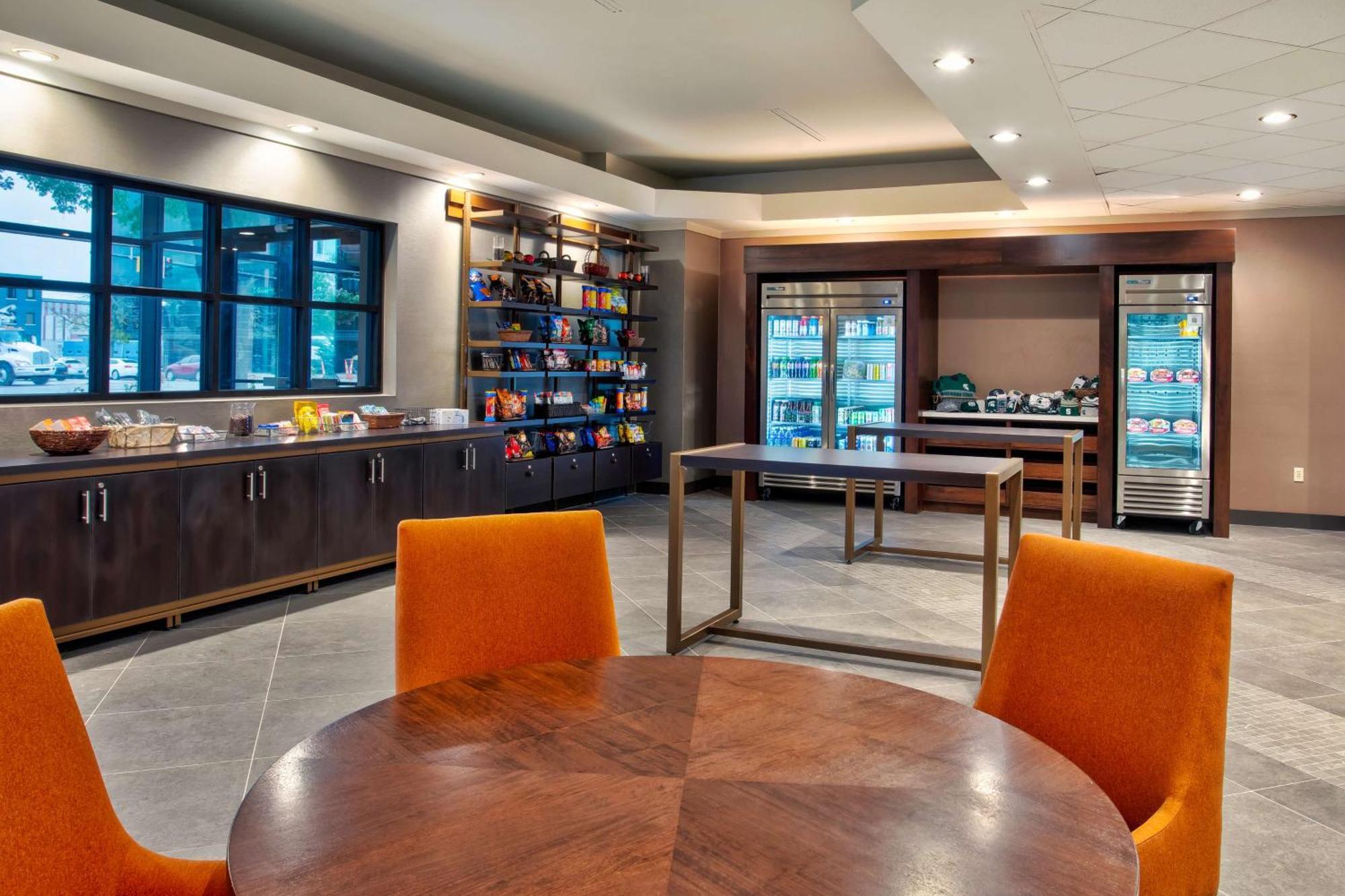Doubletree By Hilton Lansing Hotell Exteriör bild