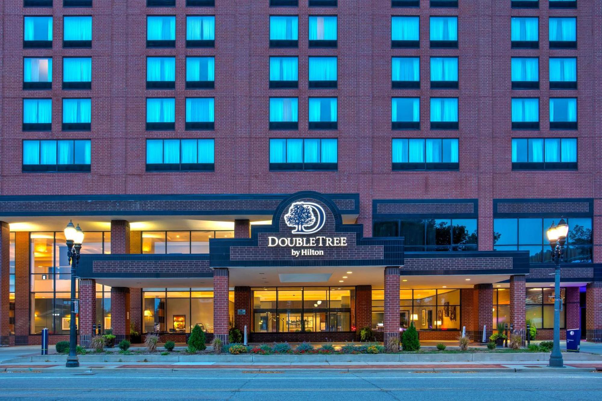 Doubletree By Hilton Lansing Hotell Exteriör bild