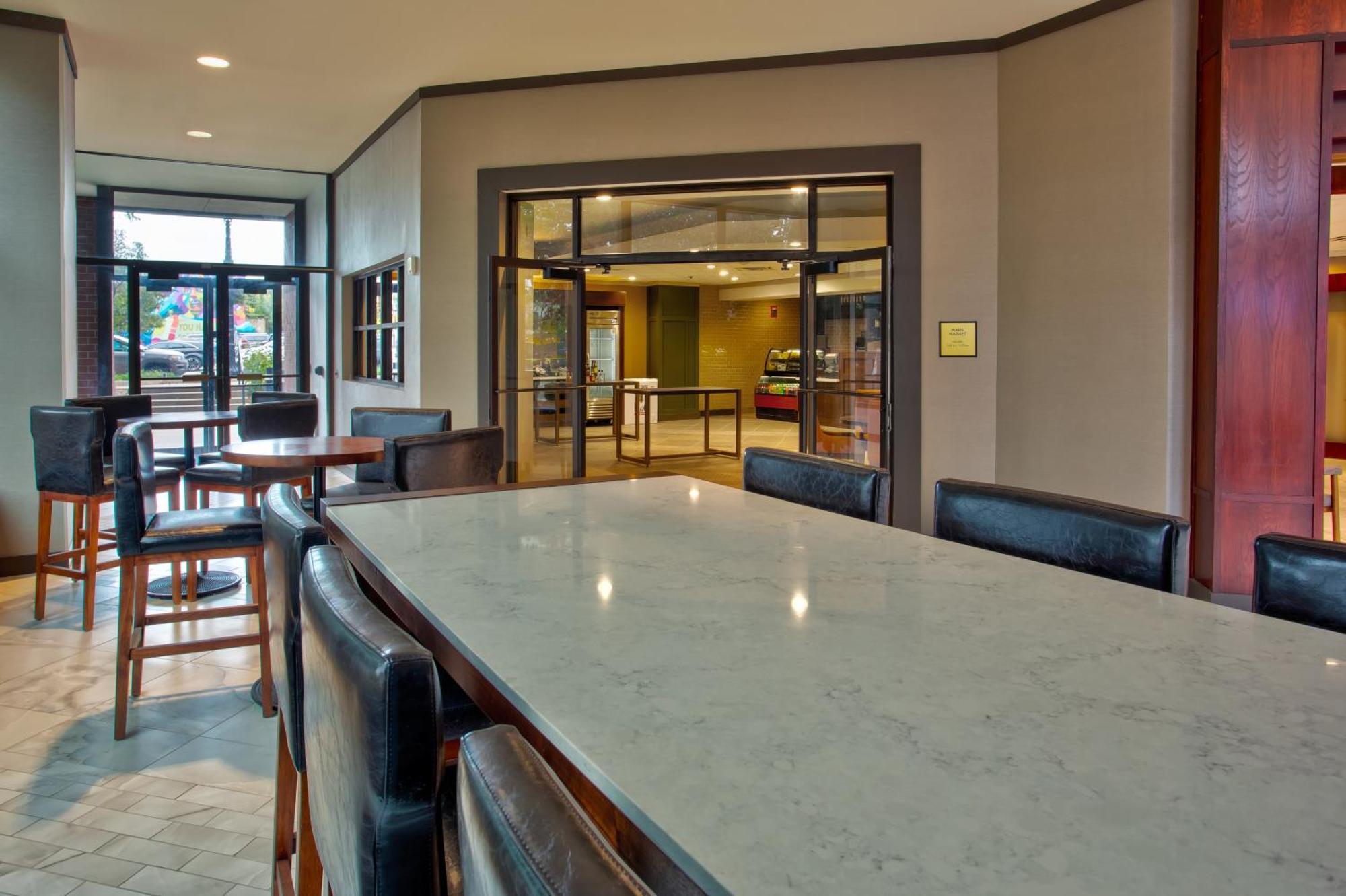 Doubletree By Hilton Lansing Hotell Exteriör bild