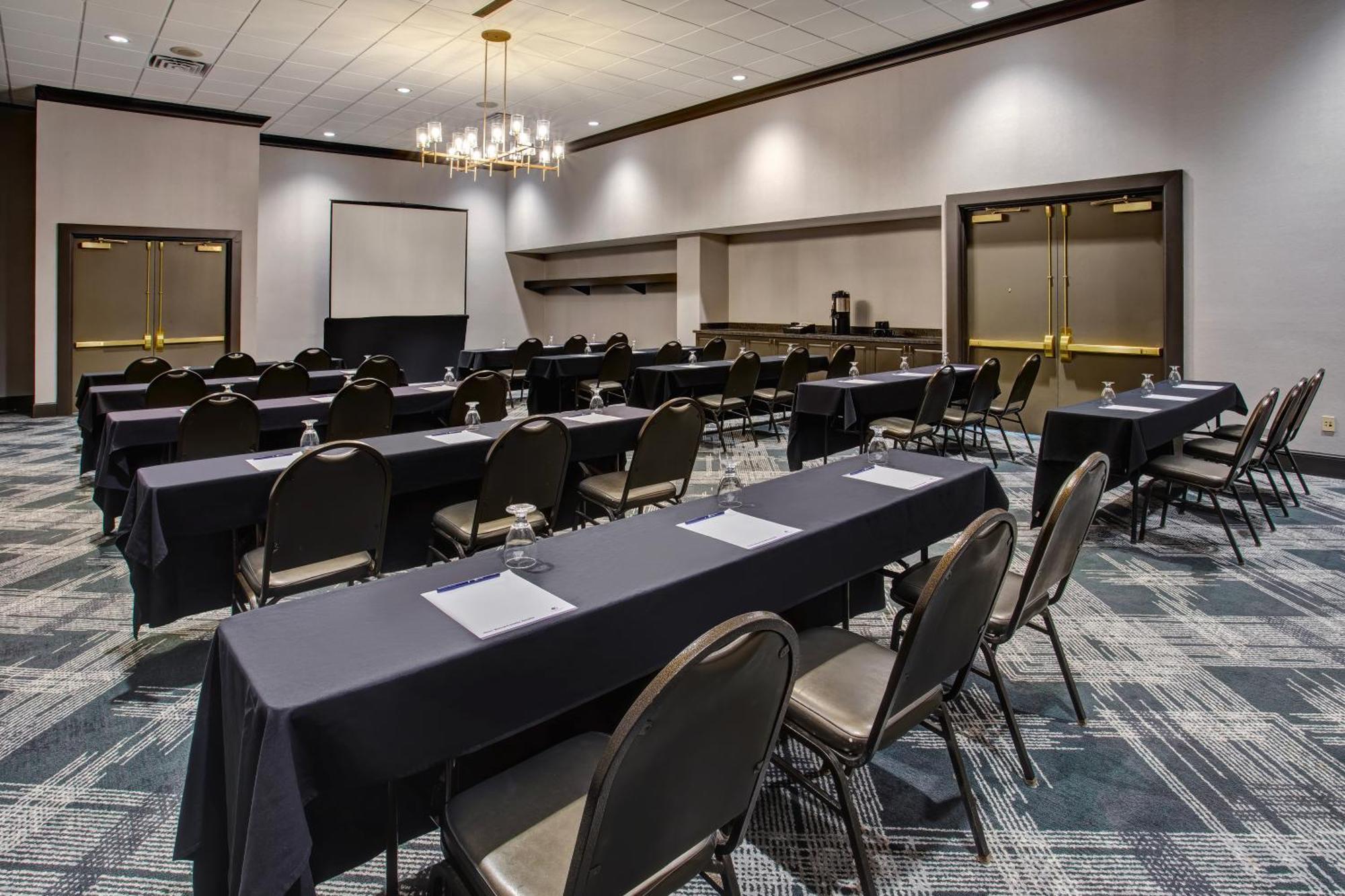 Doubletree By Hilton Lansing Hotell Exteriör bild