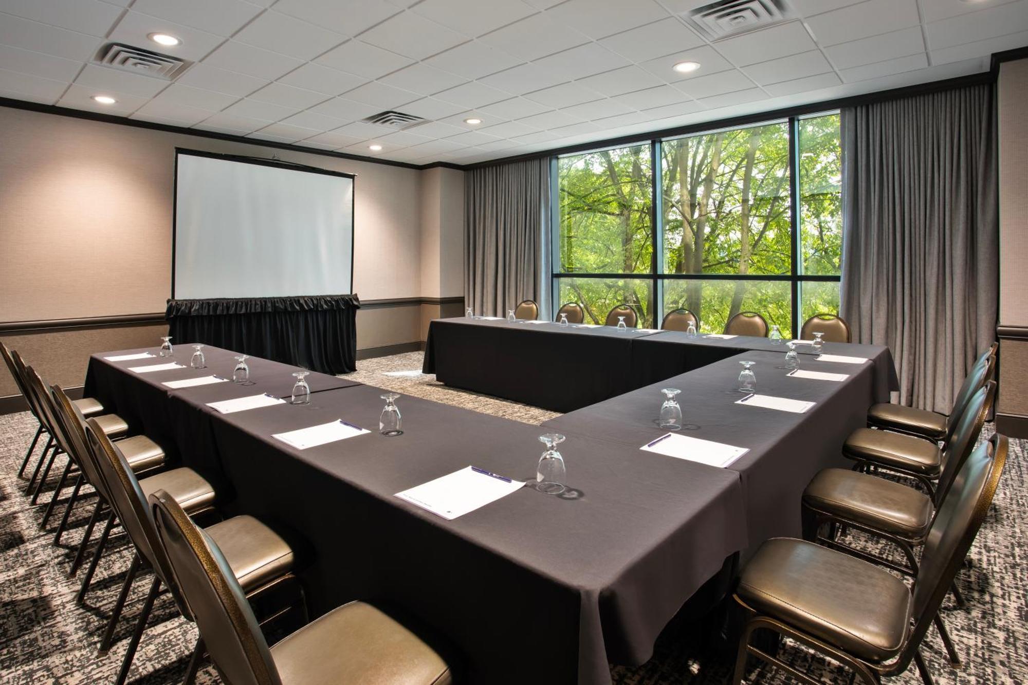 Doubletree By Hilton Lansing Hotell Exteriör bild