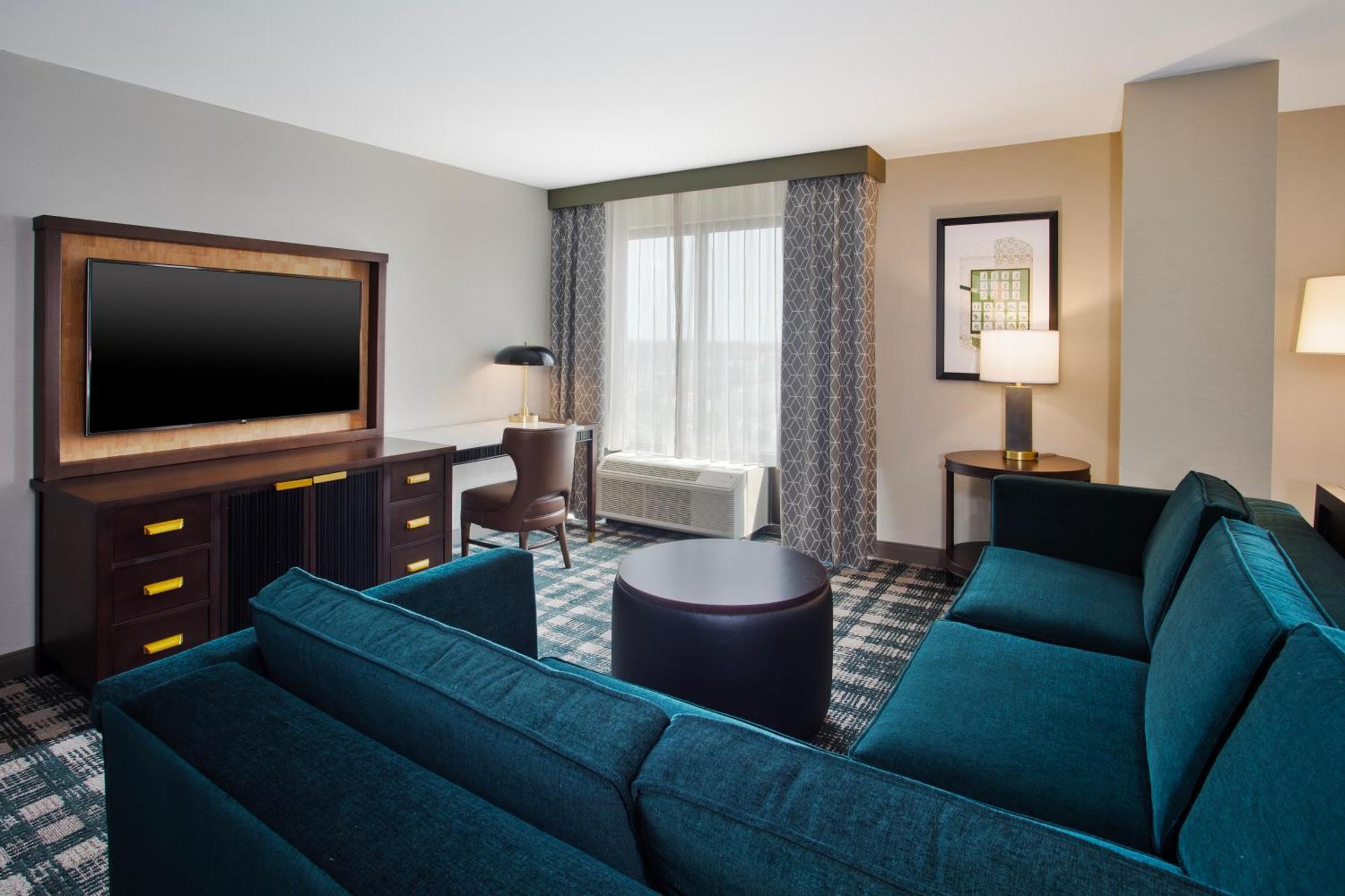 Doubletree By Hilton Lansing Hotell Exteriör bild