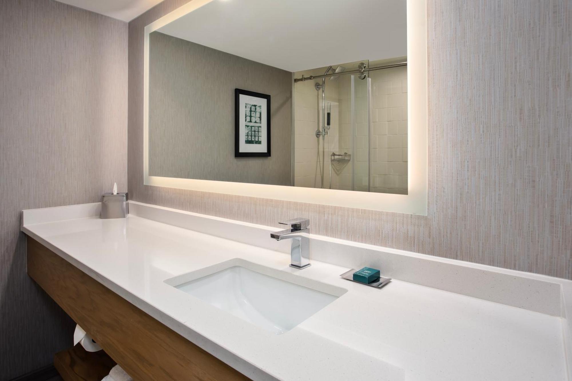 Doubletree By Hilton Lansing Hotell Exteriör bild