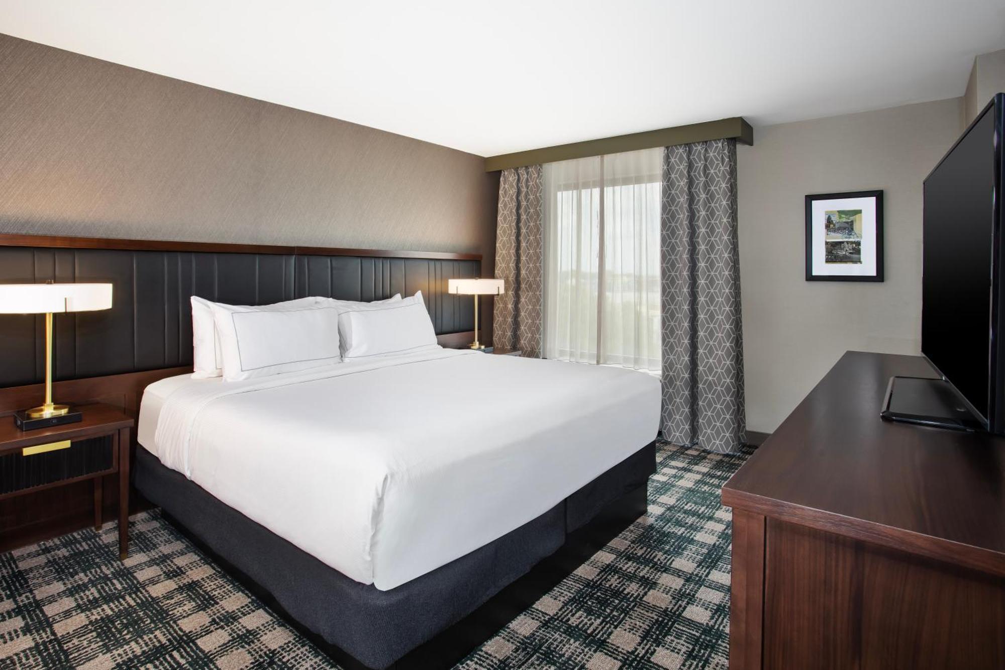 Doubletree By Hilton Lansing Hotell Exteriör bild