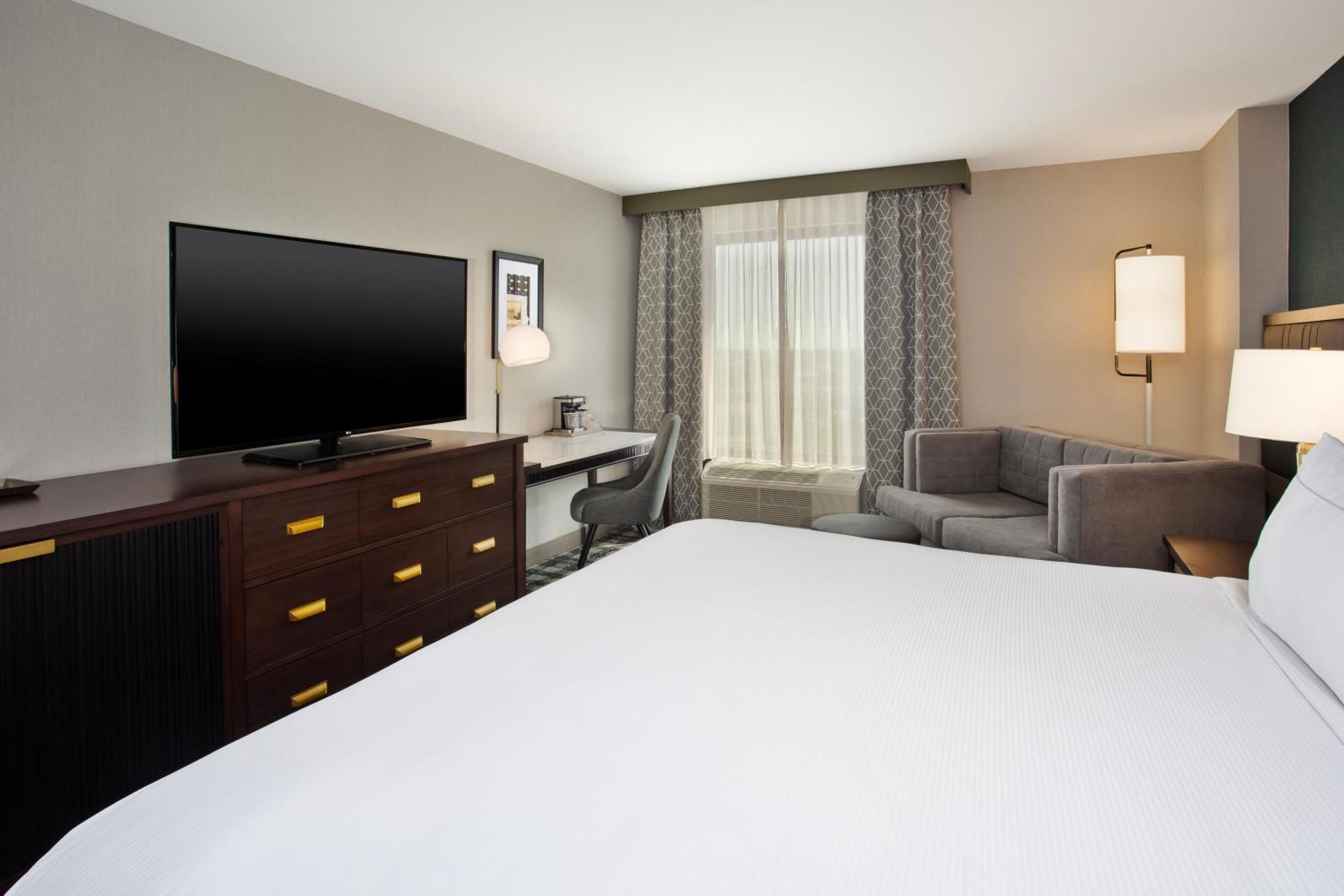 Doubletree By Hilton Lansing Hotell Exteriör bild