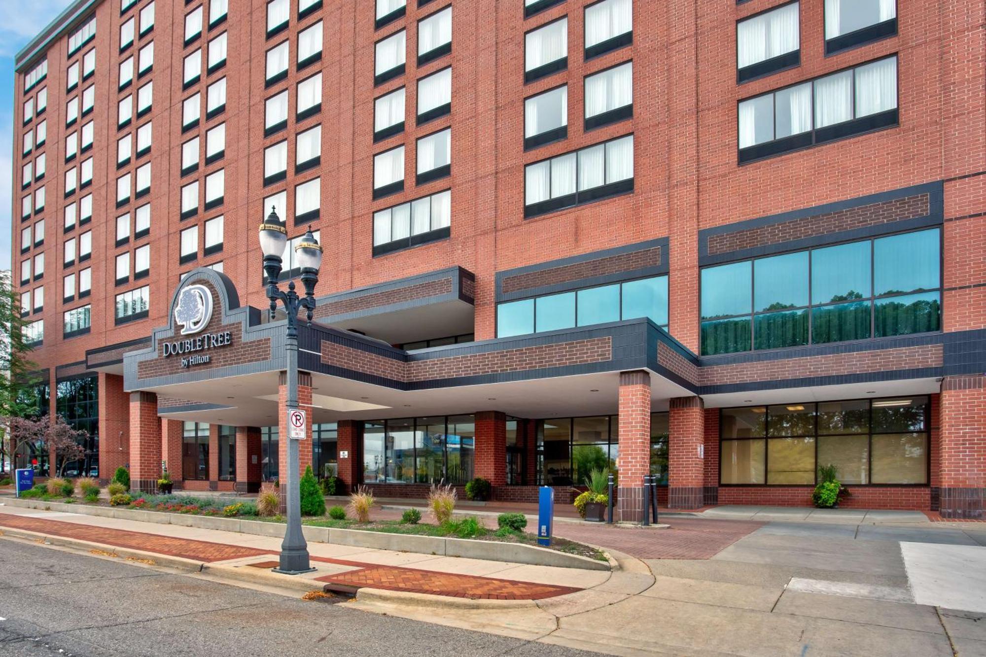 Doubletree By Hilton Lansing Hotell Exteriör bild