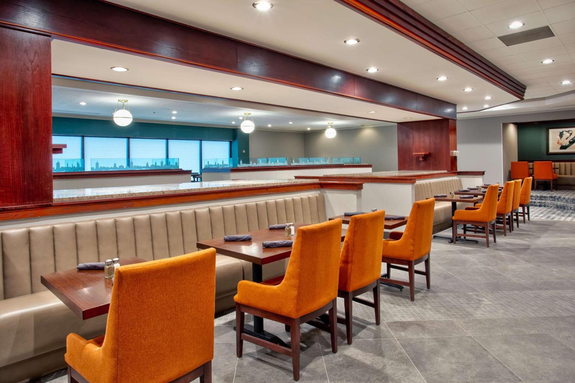 Doubletree By Hilton Lansing Hotell Exteriör bild