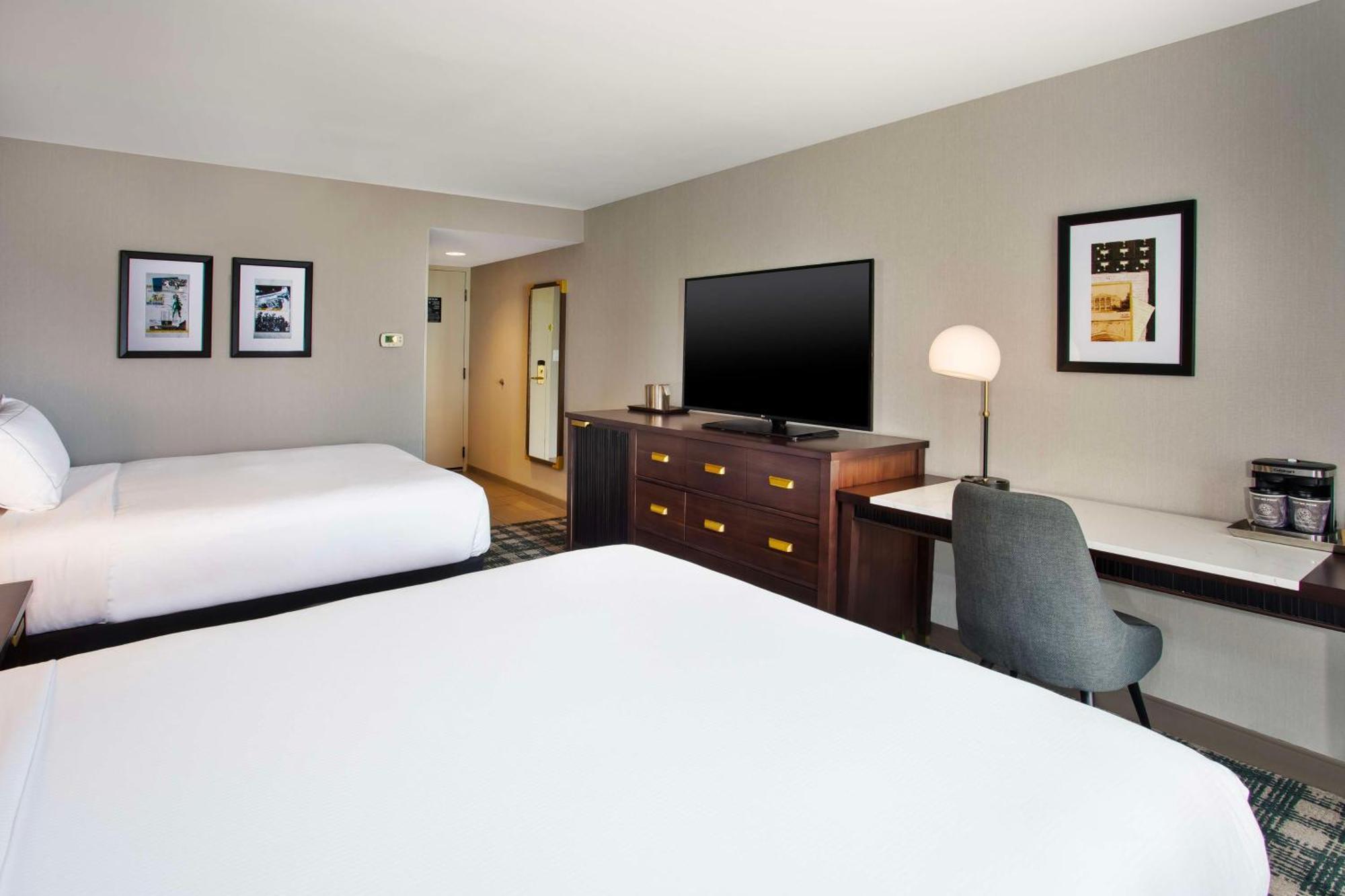 Doubletree By Hilton Lansing Hotell Exteriör bild
