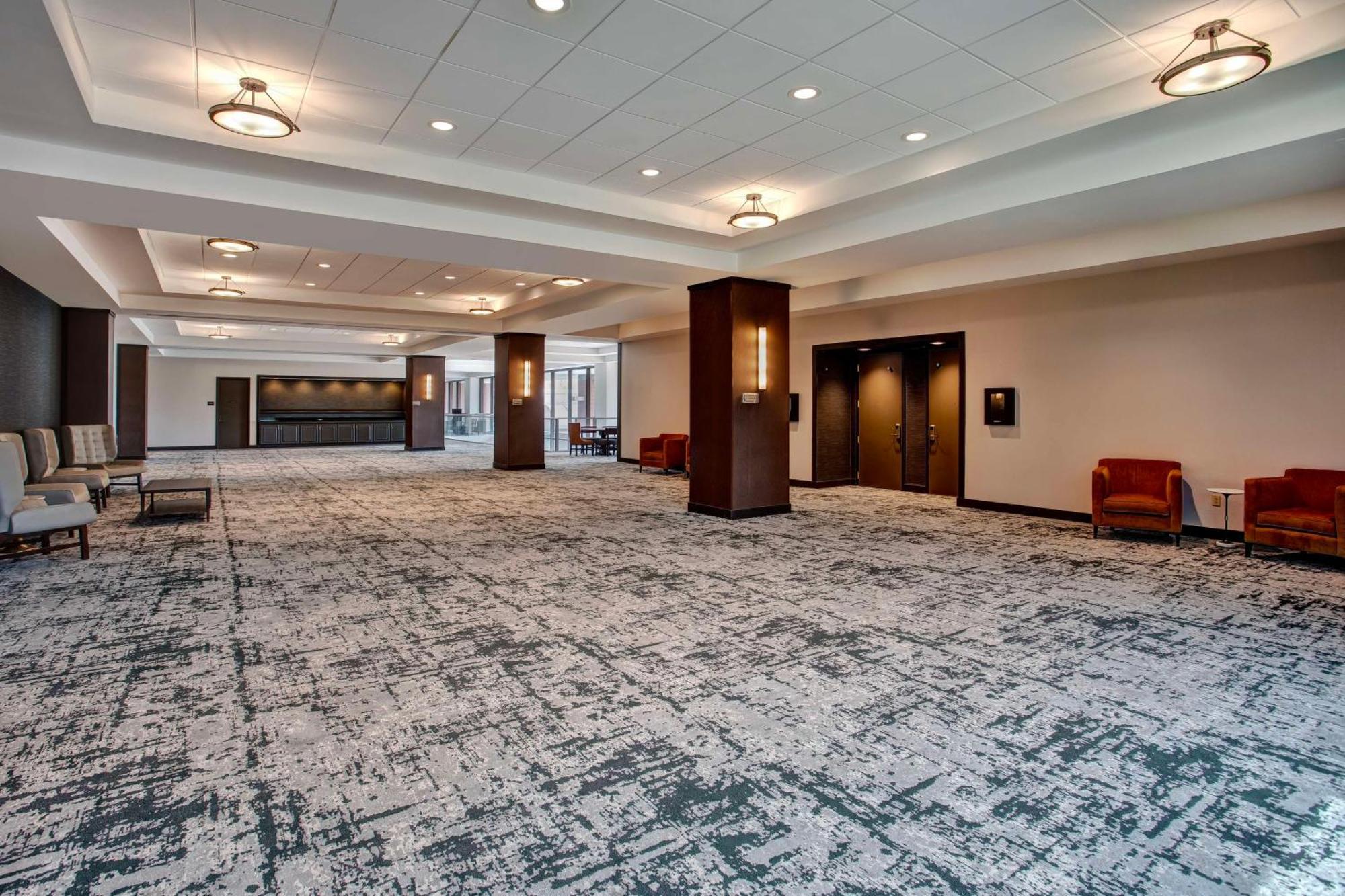 Doubletree By Hilton Lansing Hotell Exteriör bild