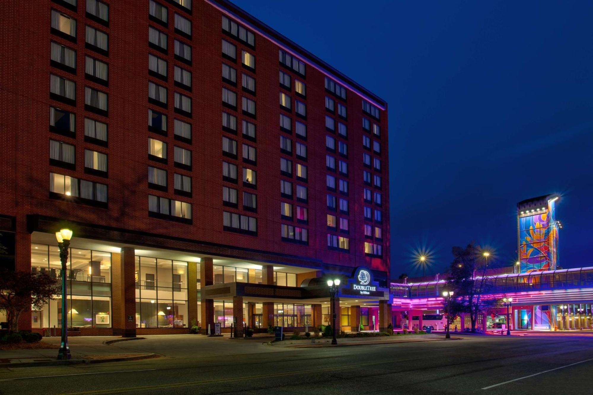 Doubletree By Hilton Lansing Hotell Exteriör bild