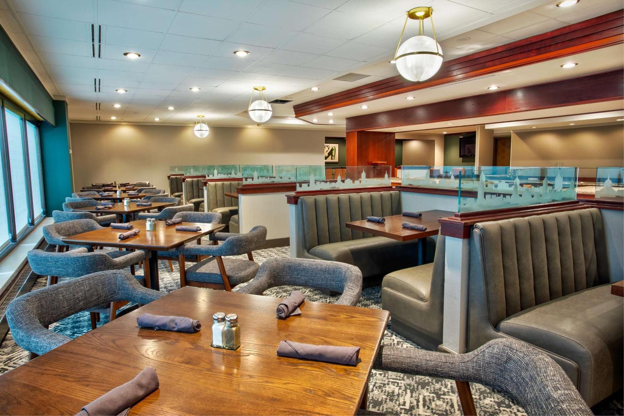 Doubletree By Hilton Lansing Hotell Exteriör bild