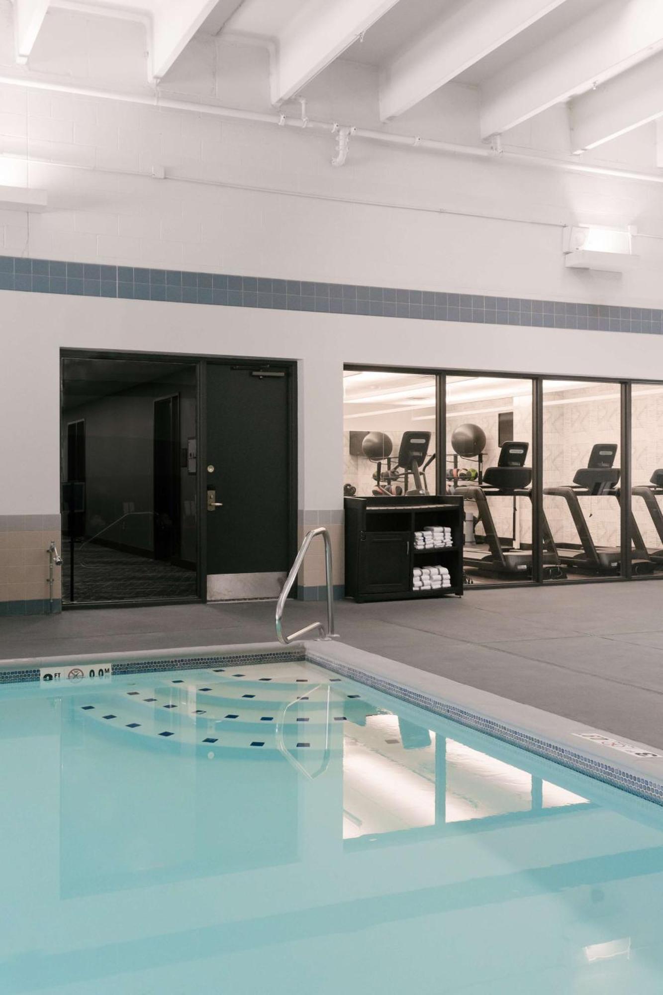 Doubletree By Hilton Lansing Hotell Exteriör bild